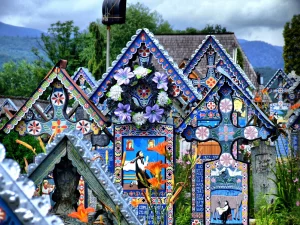 Cruci pictate în Cimitirul Vesel din Maramureș, România