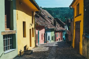 O stradă vechei în orașul Sighișoara, România